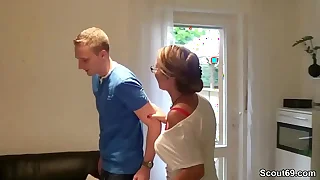 MILF fickt mit dem Pizza Jungen und ihr Mann guckt zu